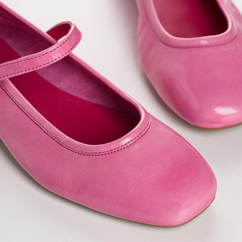 Babies en cuir vernis avec brides et boucles argentées