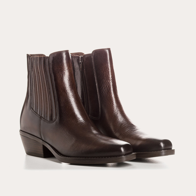 Boots marron style santiags en cuir avec zip intérieur