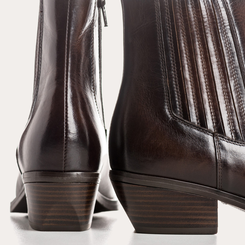 Boots marron style santiags en cuir avec zip intérieur