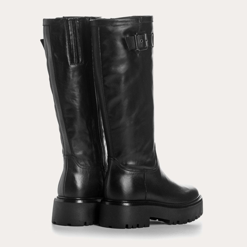 Smooth leather black boots with adjustable silver buckles