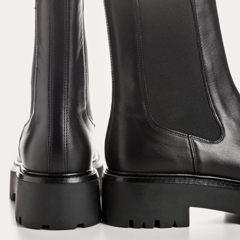 Boots Chelsea noires en cuir avec élastiques