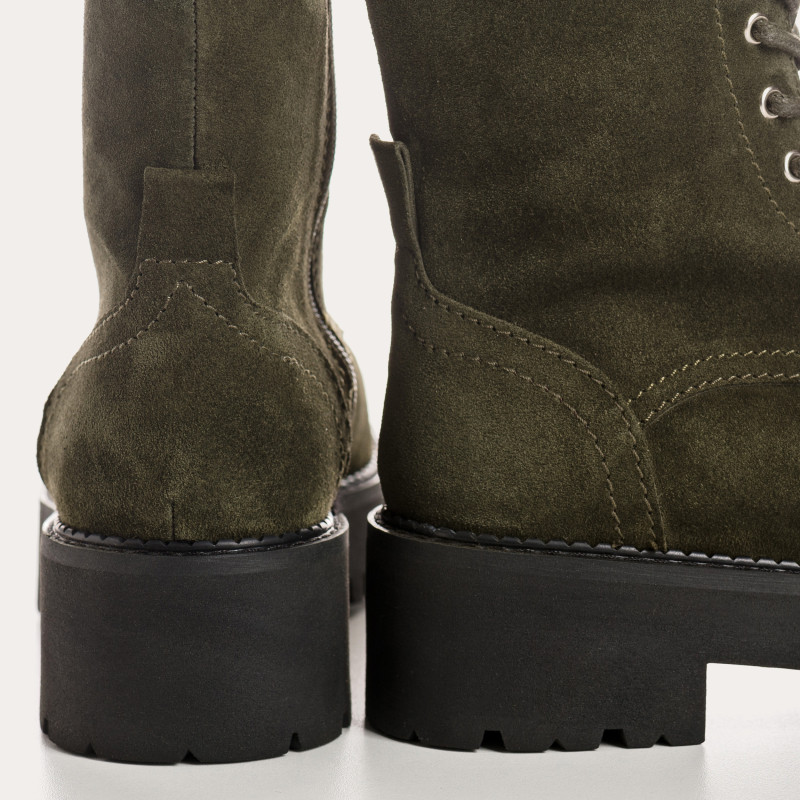 Boots à lacets en cuir velours avec zip intérieur et semelle en gomme