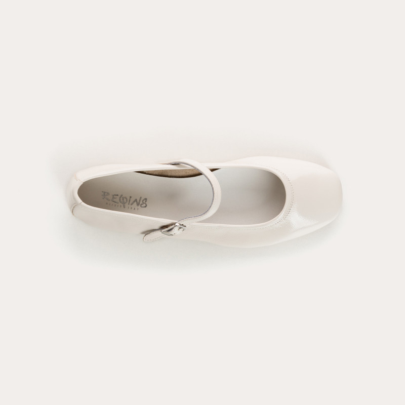 Babies en cuir vernis avec brides et boucles argentées