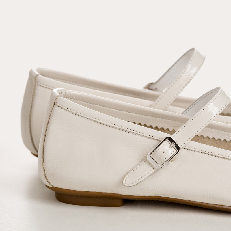 Babies en cuir vernis avec brides et boucles argentées