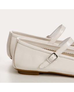 Babies en cuir vernis avec brides et boucles argentées