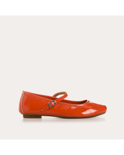 Babies en cuir vernis avec brides et boucles argentées