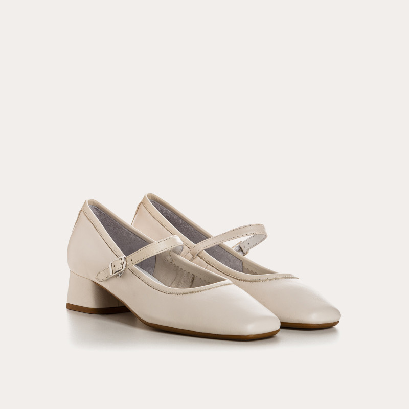 Babies à talons en cuir lisse avec boucle dorée