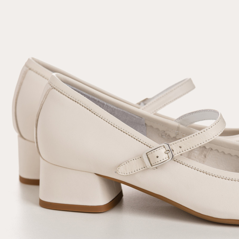 Babies à talons en cuir lisse avec boucle dorée