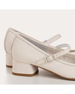 Smooth leather butler babies with golden buckle