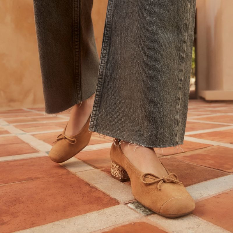 Ballerines à talons Kyriel en cuir velours paille – Chic naturel | Reqins