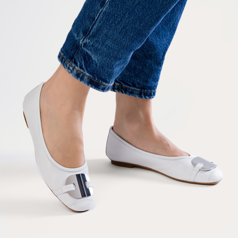 Ballerines en cuir avec plaque bijou en métal argenté