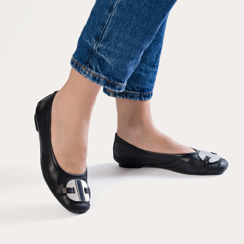 Leather ballerinas with silver metal jewel plate