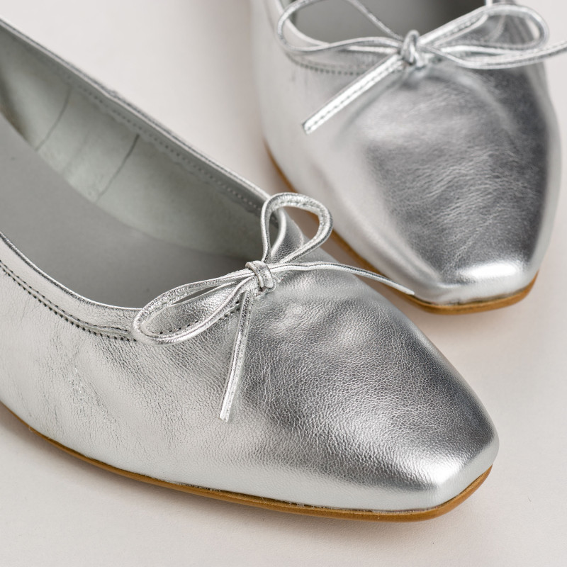 Ballerinas with leather heels