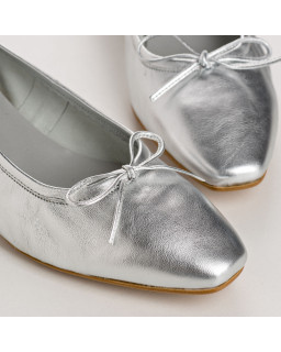 Ballerinas with leather heels