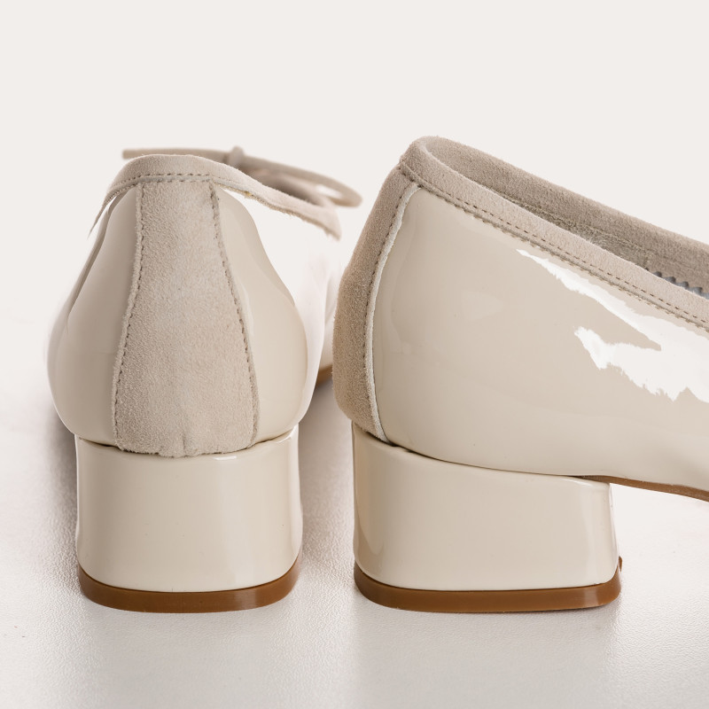 Ballerines à talons en cuir vernis avec renfort en velours et nœud