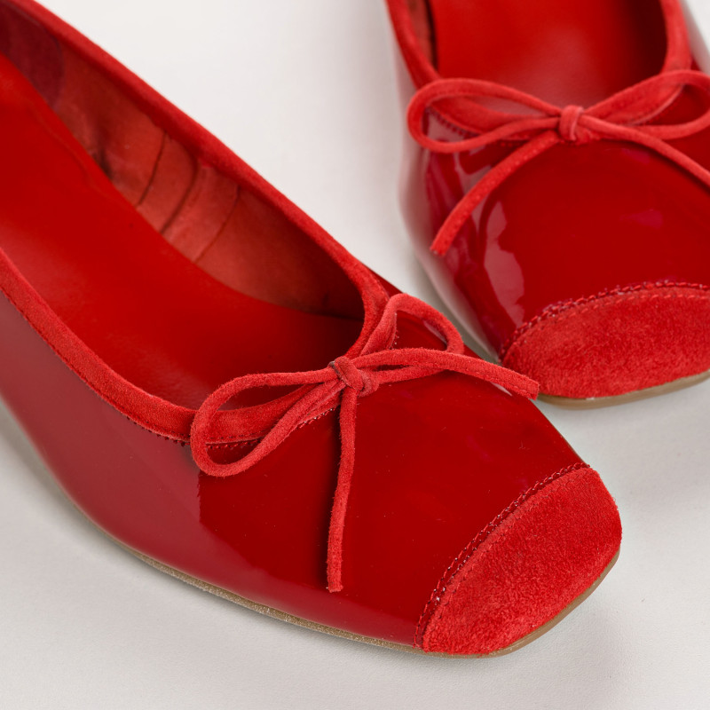 Ballerines à talons en cuir vernis avec renfort en velours et nœud