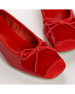 Ballerines à talons en cuir vernis avec renfort en velours et nœud