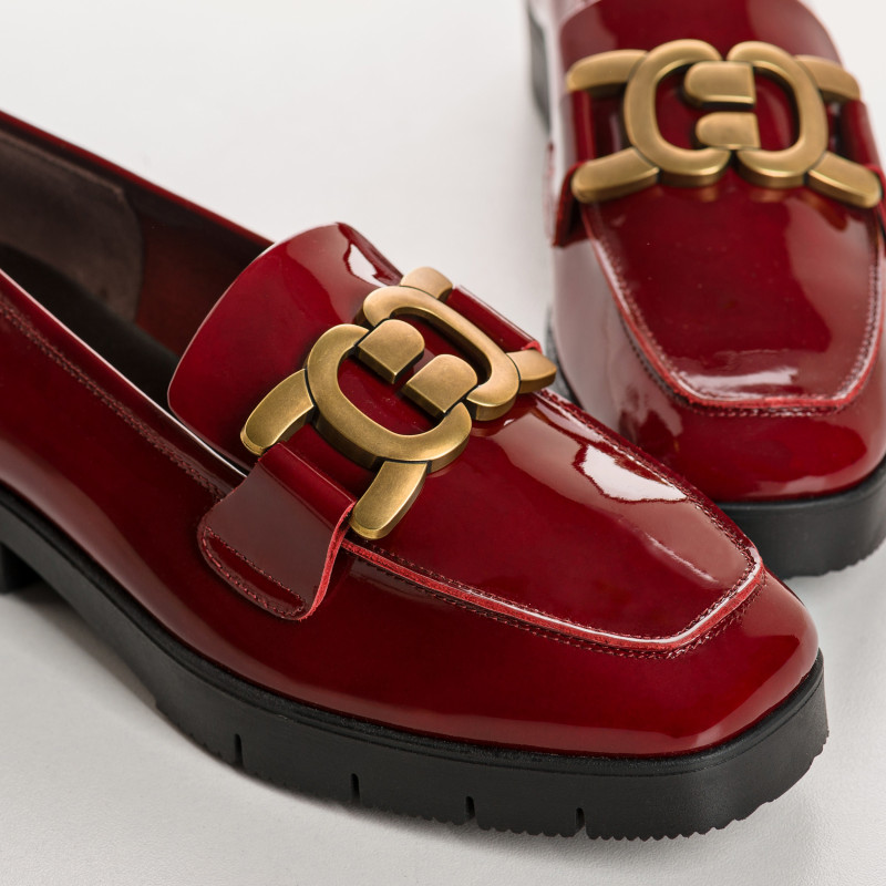 Mocassins vernis rouges à bijou doré | Élégance signée Reqins