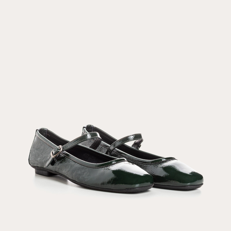 Babies en cuir vernis avec brides et boucles argentées