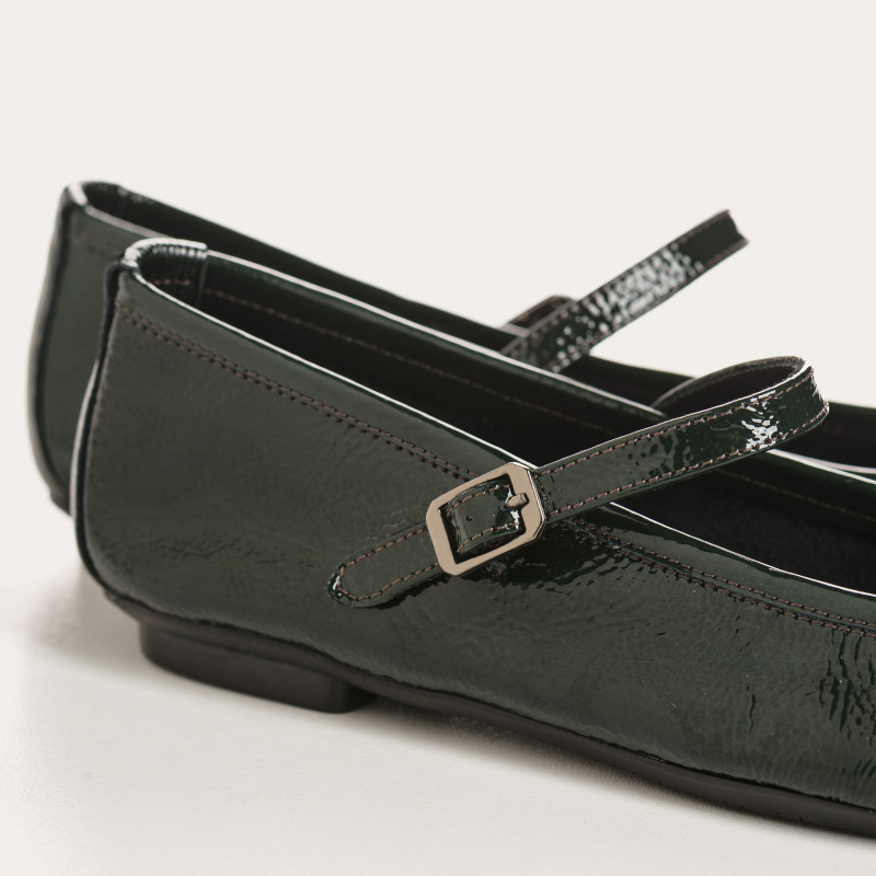 Babies en cuir vernis avec brides et boucles argentées