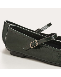 Babies en cuir vernis avec brides et boucles argentées