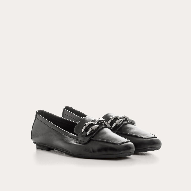 Mocassins Hilarie en cuir noir avec bijou argenté | Reqins