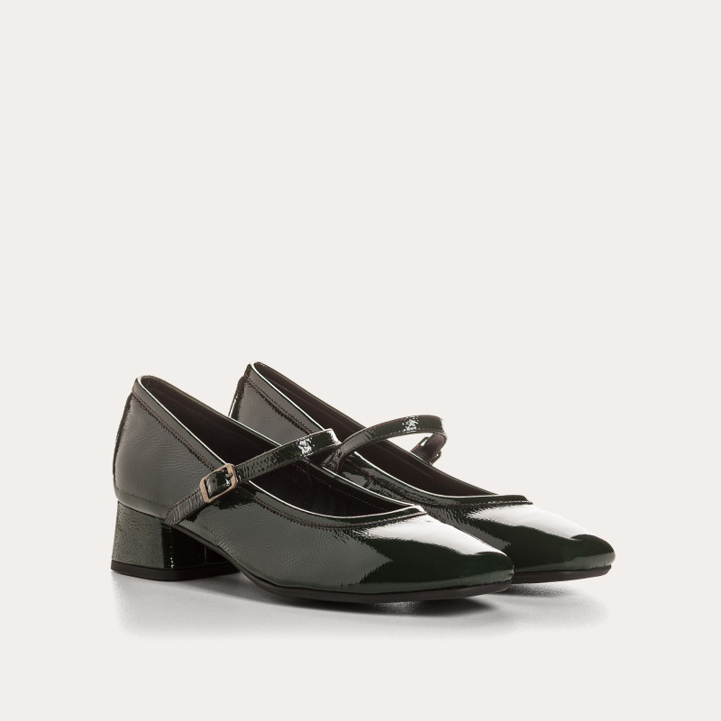 Babies with mid-high heels varnished with golden or silver buckle