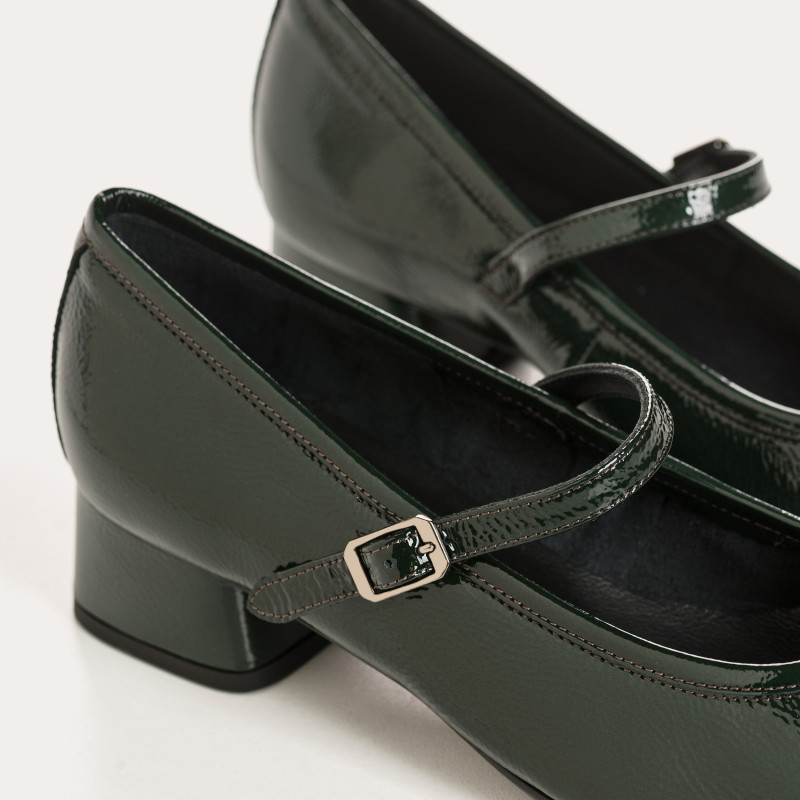 Babies à talons mi-haute en cuir vernis avec boucle dorée ou argentée