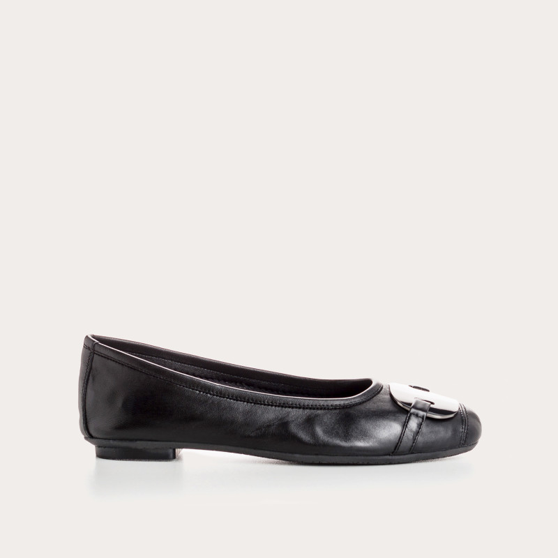 Leather ballerinas with silver metal jewel plate