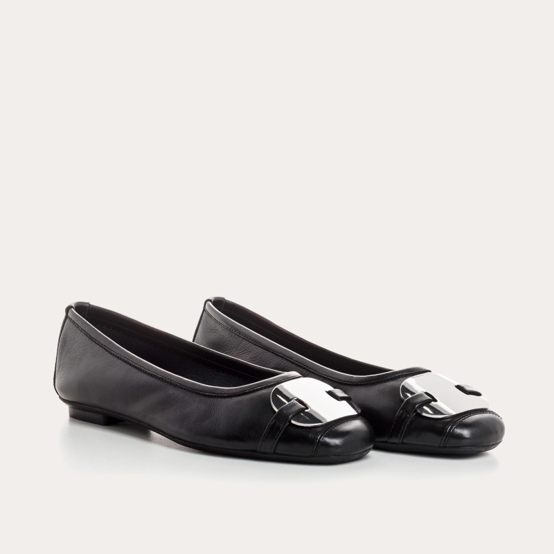 Leather ballerinas with silver metal jewel plate