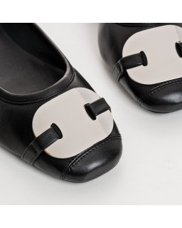 Leather ballerinas with silver metal jewel plate