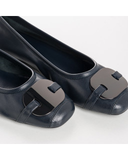 Leather ballerinas with silver metal jewel plate