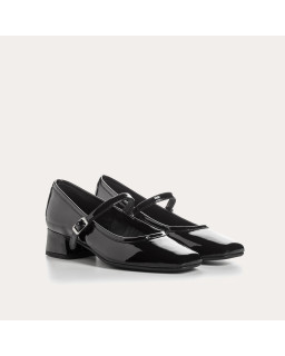 Babies with polished leather heels with silver buckle