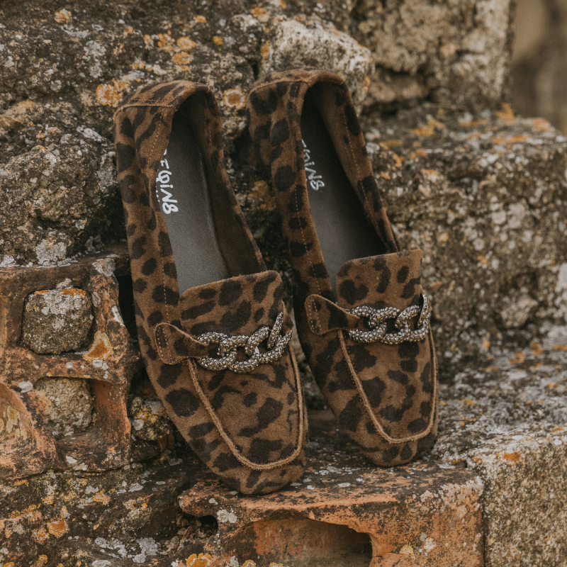 Women's Velvet Women's Loafers Printed - Model Holding | Reqins