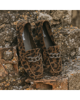 Women's Velvet Women's Loafers Printed - Model Holding | Reqins