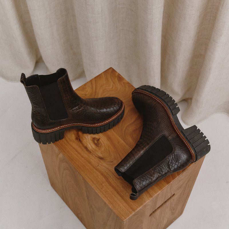 Boots Chelsea noires en cuir embossé python avec élastiques