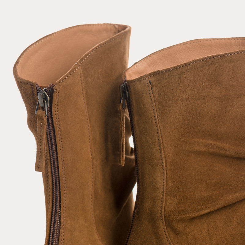 Boots en cuir velours à semelles crantées avec zip arrière