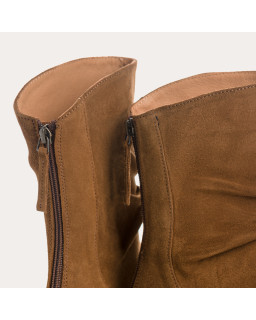 Boots en cuir velours à semelles crantées avec zip arrière