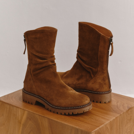 Boots en cuir velours à semelles crantées avec zip arrière