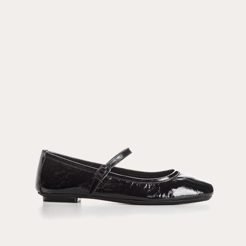 Babies en cuir vernis avec brides et boucles argentées