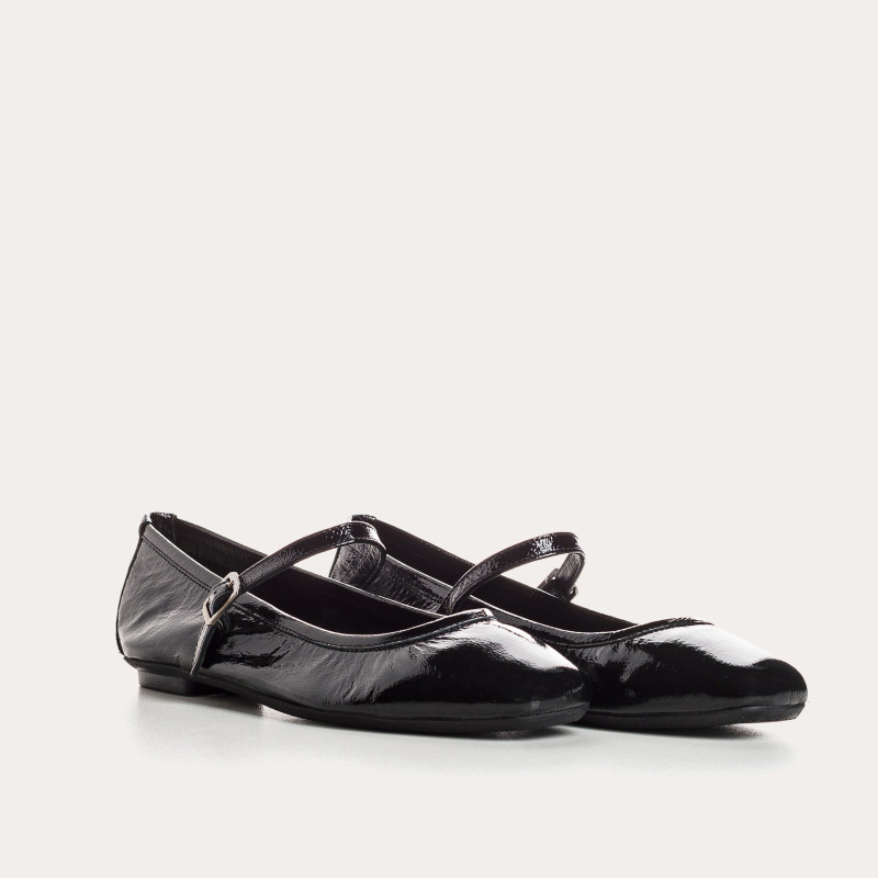 Babies en cuir vernis avec brides et boucles argentées