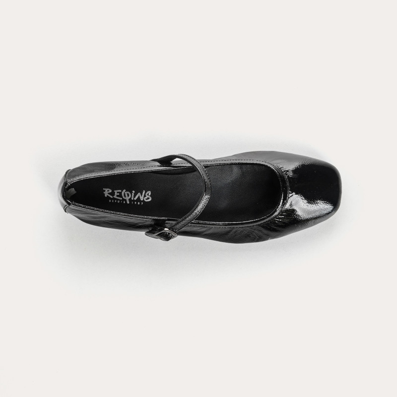 Babies en cuir vernis avec brides et boucles argentées