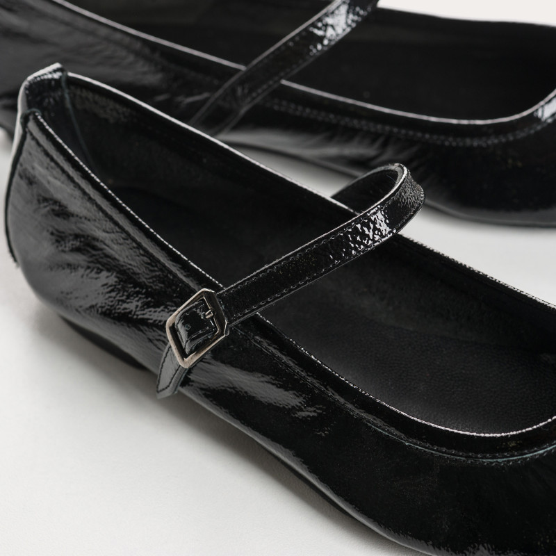 Babies en cuir vernis avec brides et boucles argentées