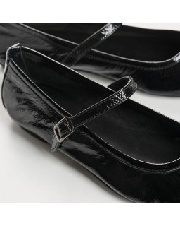 Babies en cuir vernis avec brides et boucles argentées