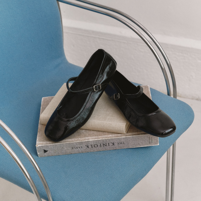 Babies en cuir vernis avec brides et boucles argentées