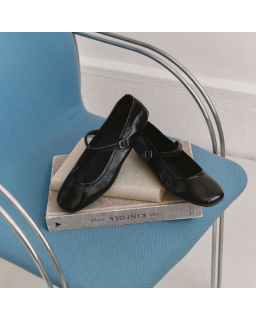 Babies en cuir vernis avec brides et boucles argentées