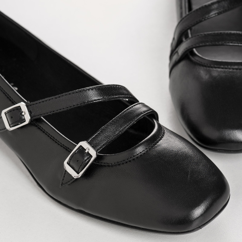 Babies with double black smooth leather flanges with silver buckles