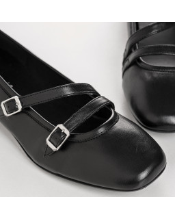 Babies with double black smooth leather flanges with silver buckles