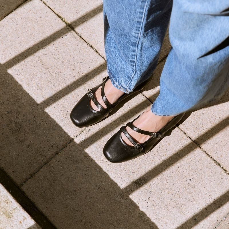 Babies with double black smooth leather flanges with silver buckles