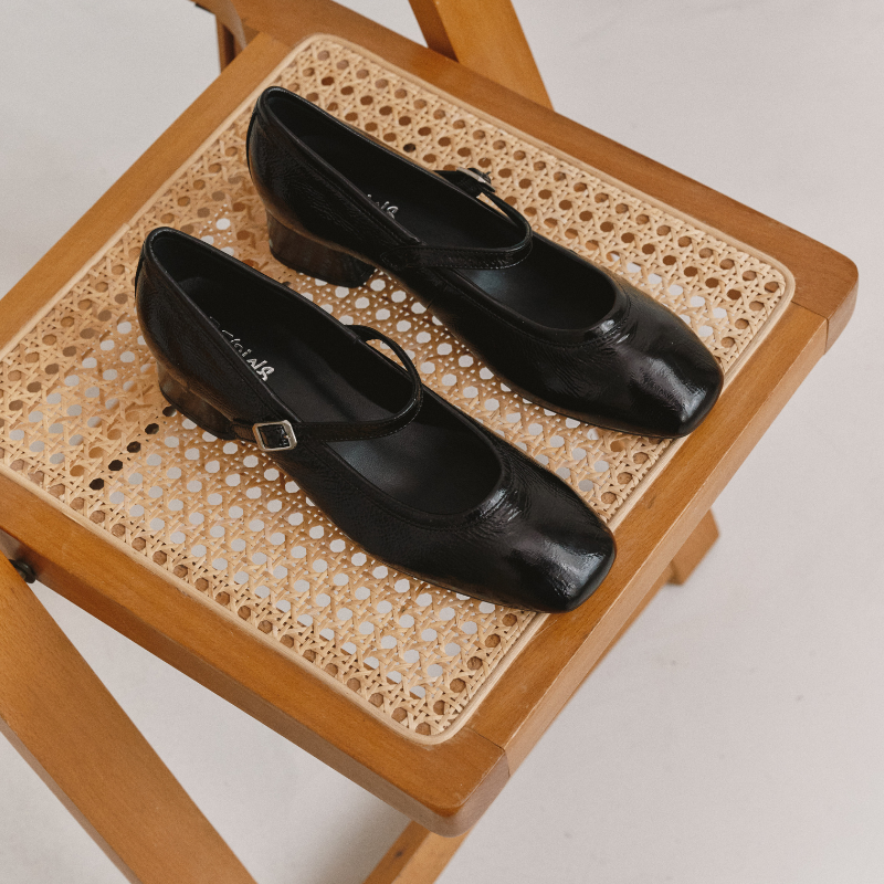 Babies with mid-high heels varnished with golden or silver buckle